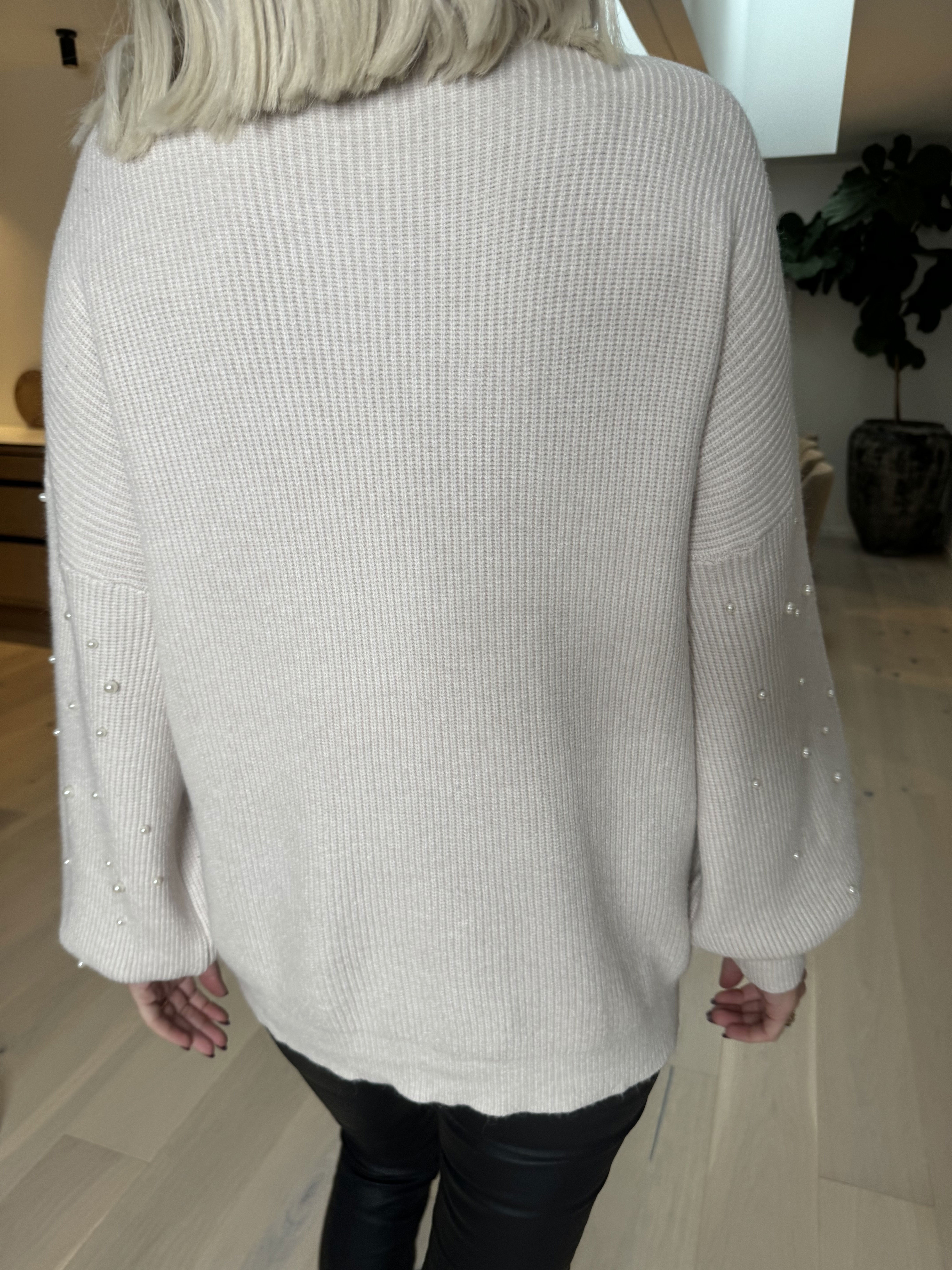 Diara - Stickad blus med ballongärmar och vita pärlor